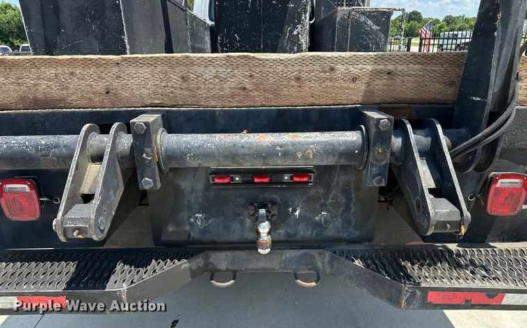 image for item EN3967 2005 GMC C7500 bucket truck