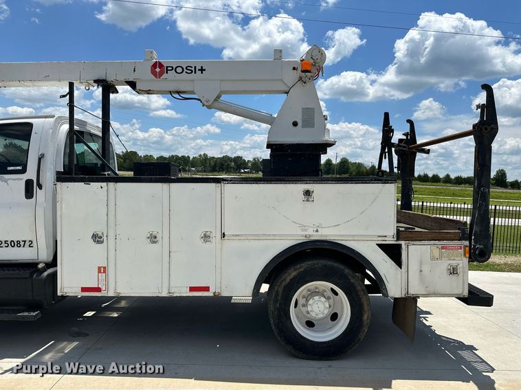 image for item EN3967 2005 GMC C7500 bucket truck