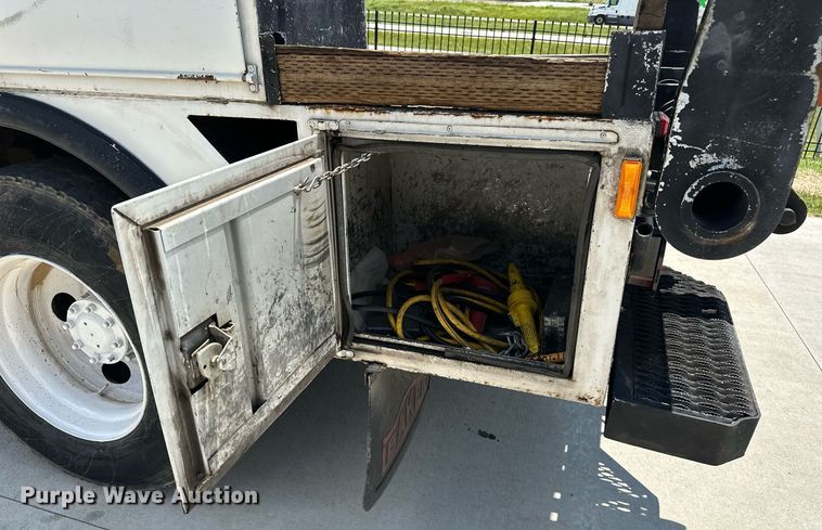 image for item EN3967 2005 GMC C7500 bucket truck