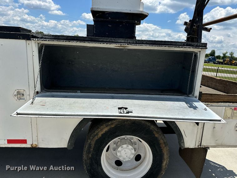 image for item EN3967 2005 GMC C7500 bucket truck