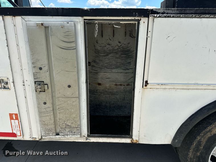 image for item EN3967 2005 GMC C7500 bucket truck