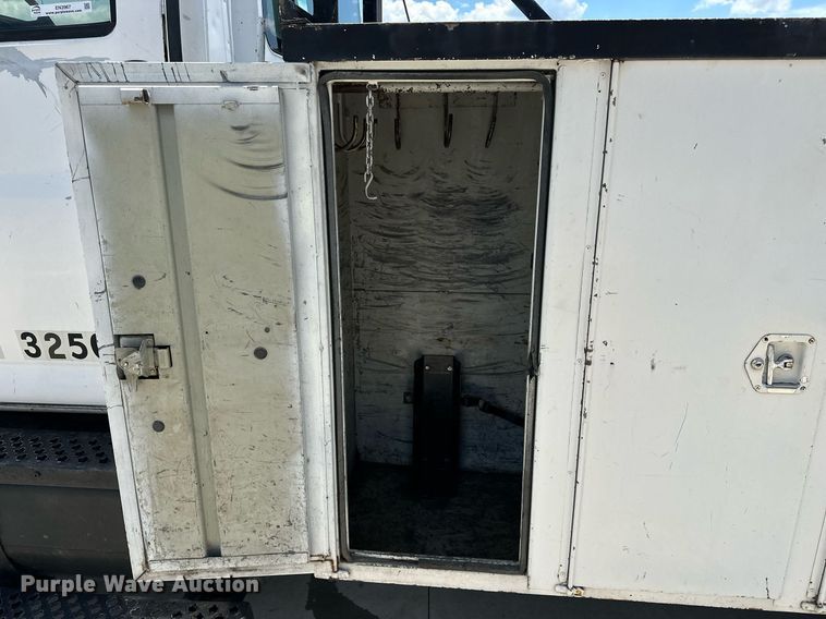 image for item EN3967 2005 GMC C7500 bucket truck