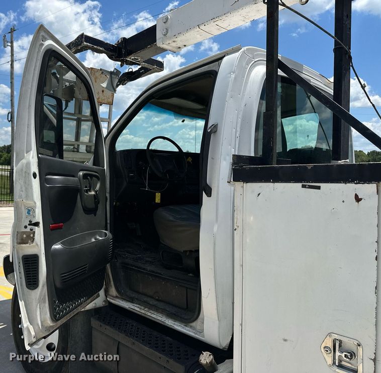image for item EN3967 2005 GMC C7500 bucket truck