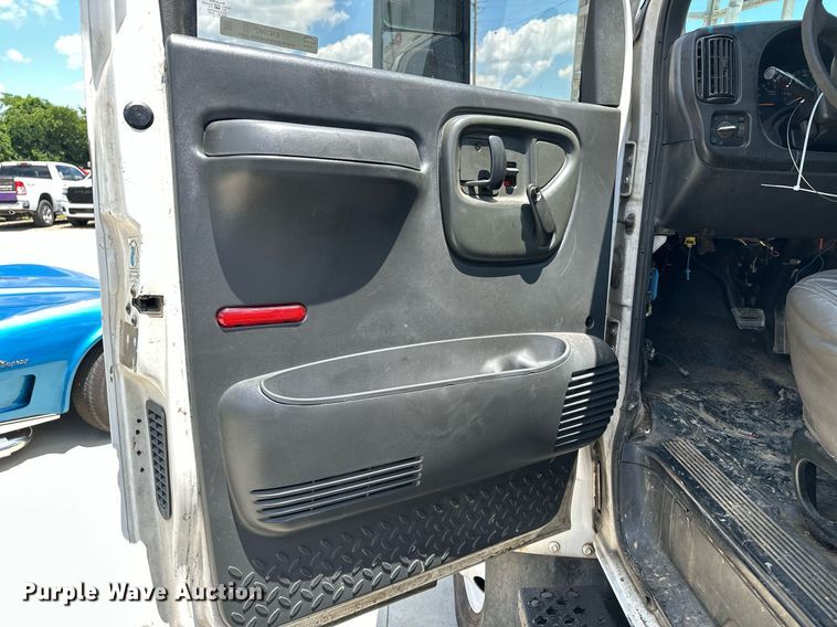 image for item EN3967 2005 GMC C7500 bucket truck