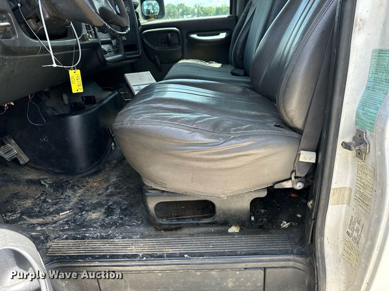 image for item EN3967 2005 GMC C7500 bucket truck