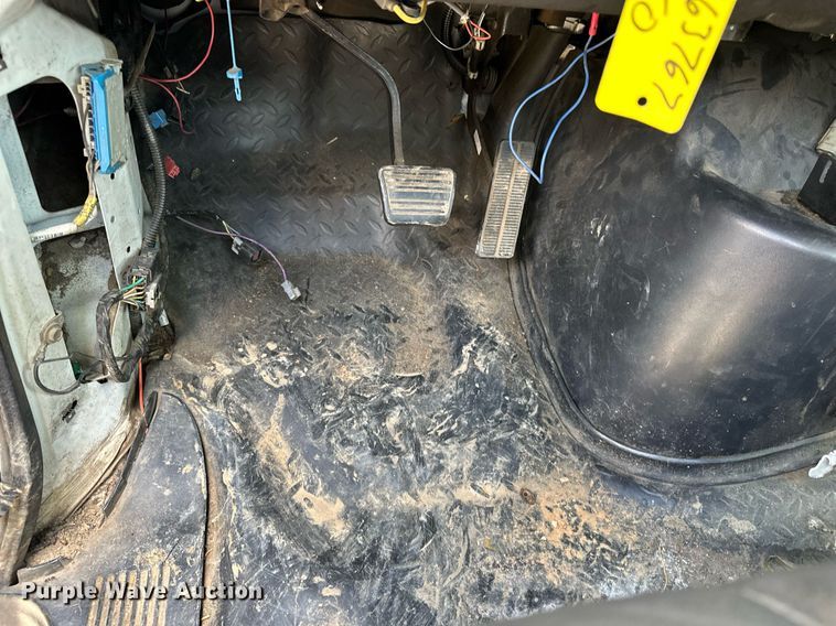 image for item EN3967 2005 GMC C7500 bucket truck