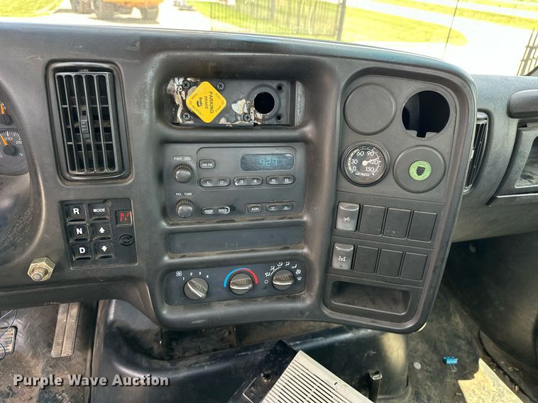 image for item EN3967 2005 GMC C7500 bucket truck