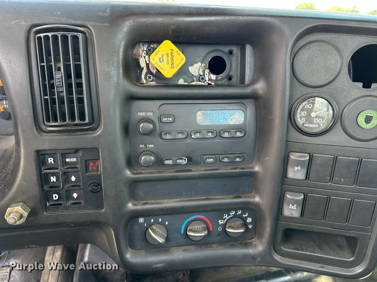 image for item EN3967 2005 GMC C7500 bucket truck