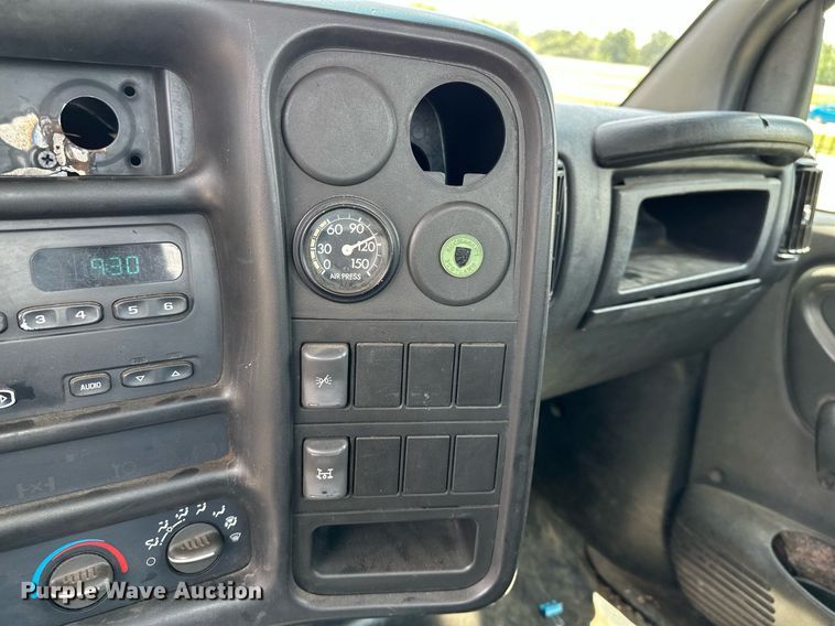 image for item EN3967 2005 GMC C7500 bucket truck