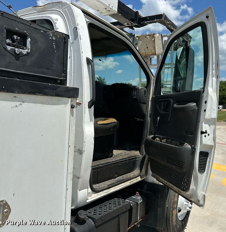 image for item EN3967 2005 GMC C7500 bucket truck