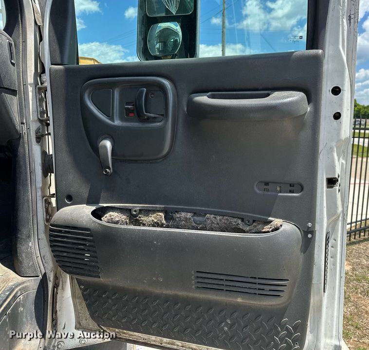 image for item EN3967 2005 GMC C7500 bucket truck