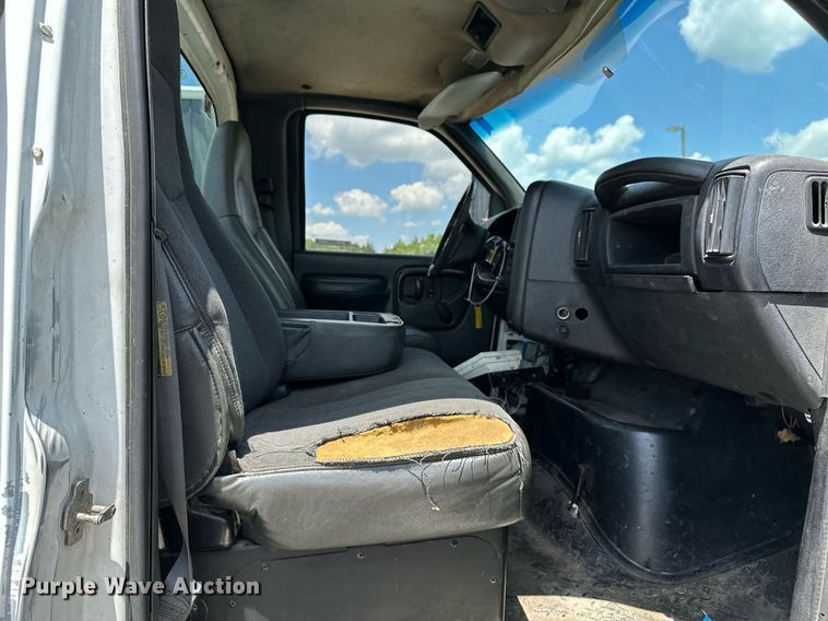 image for item EN3967 2005 GMC C7500 bucket truck