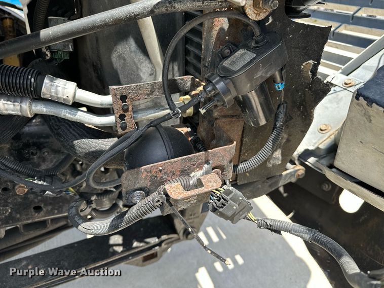 image for item EN3967 2005 GMC C7500 bucket truck