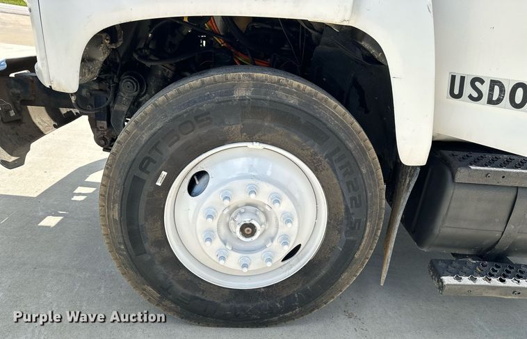 image for item EN3967 2005 GMC C7500 bucket truck