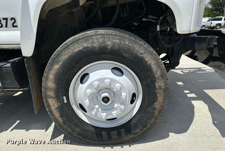 image for item EN3967 2005 GMC C7500 bucket truck