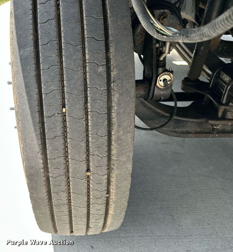 image for item EN3967 2005 GMC C7500 bucket truck