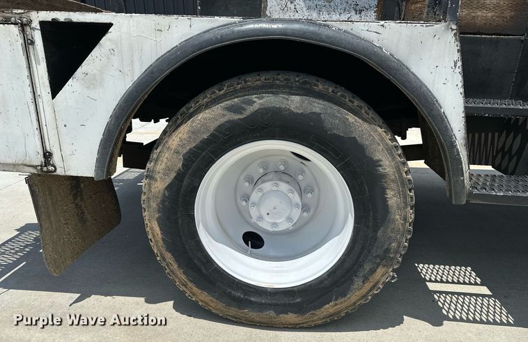 image for item EN3967 2005 GMC C7500 bucket truck