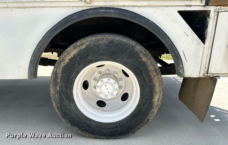 image for item EN3967 2005 GMC C7500 bucket truck