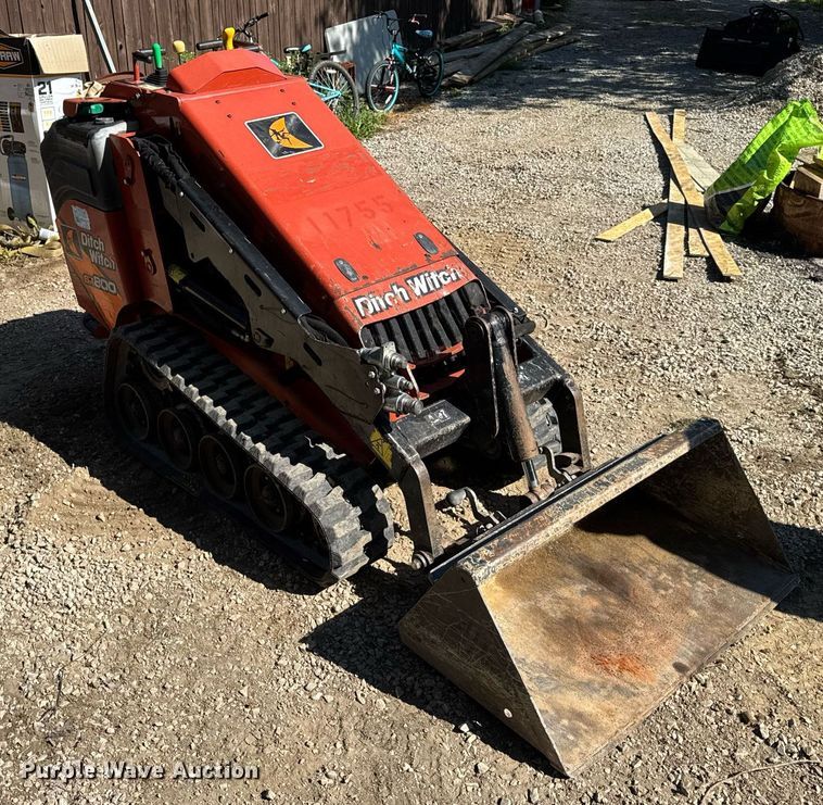 image for item EN4583 2018 Ditch Witch SK800 compact utility loader