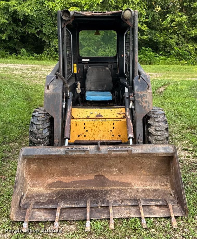 image for item EN4617 1995 New Holland LX565 skid steer loader