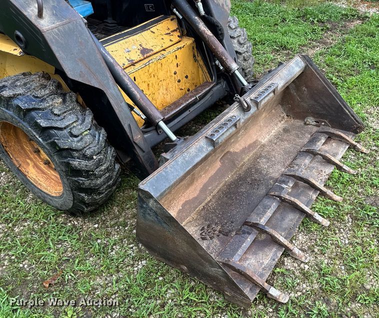 image for item EN4617 1995 New Holland LX565 skid steer loader