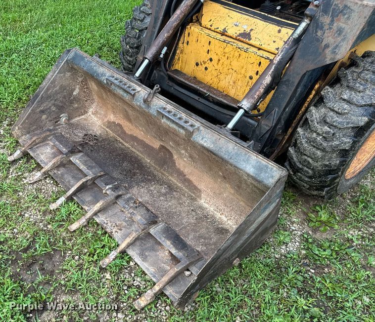 image for item EN4617 1995 New Holland LX565 skid steer loader