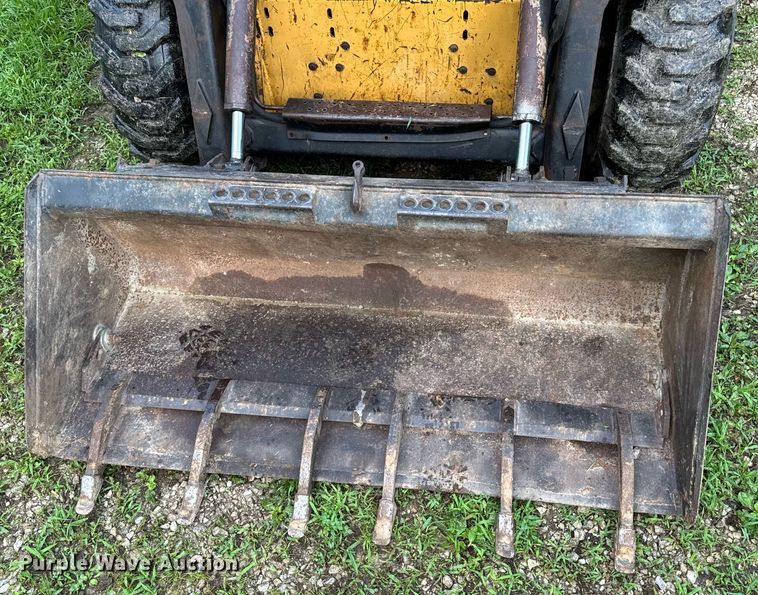 image for item EN4617 1995 New Holland LX565 skid steer loader