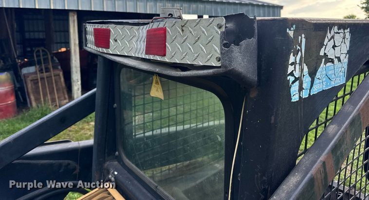 image for item EN4617 1995 New Holland LX565 skid steer loader