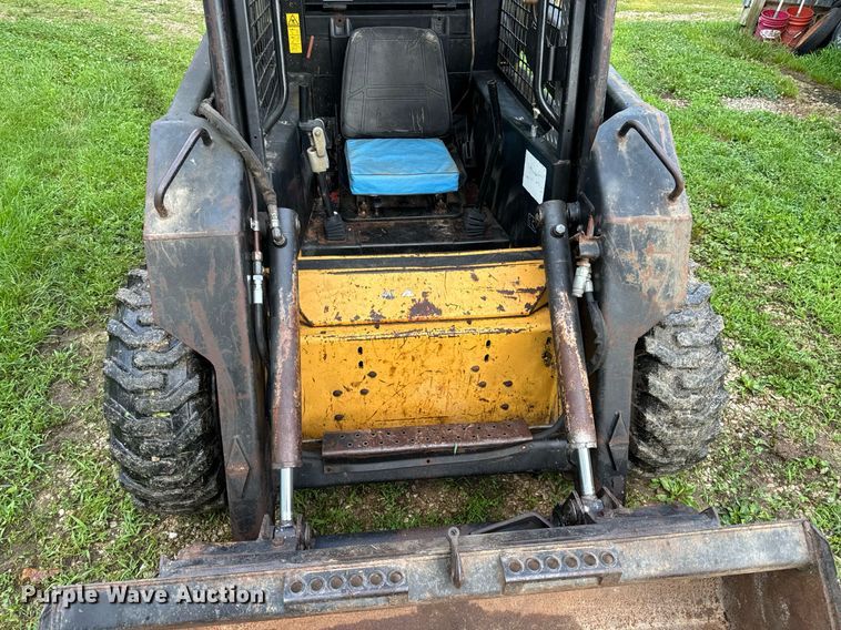 image for item EN4617 1995 New Holland LX565 skid steer loader