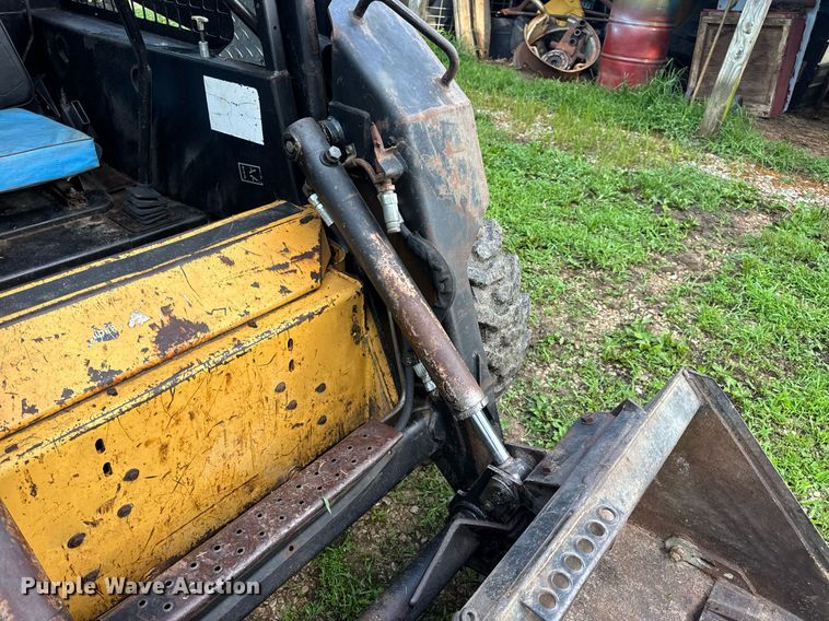 image for item EN4617 1995 New Holland LX565 skid steer loader