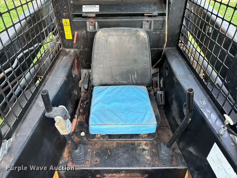 image for item EN4617 1995 New Holland LX565 skid steer loader