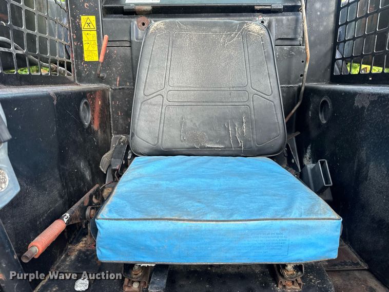image for item EN4617 1995 New Holland LX565 skid steer loader