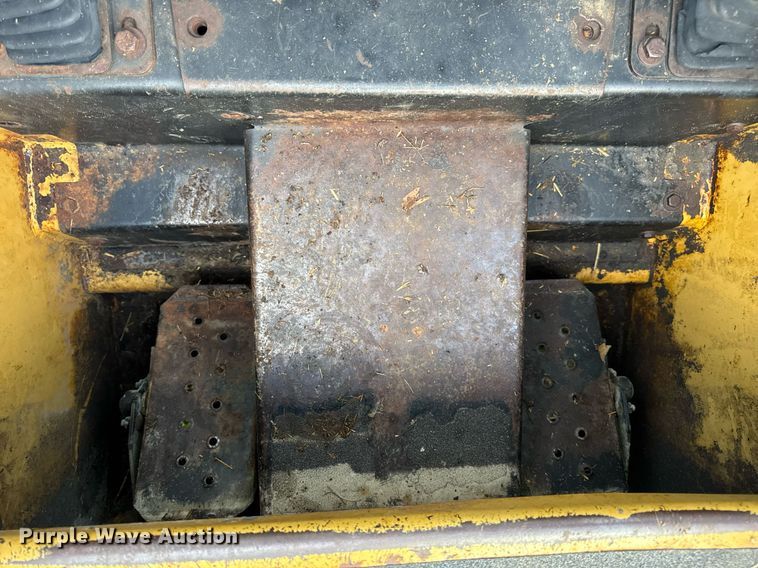 image for item EN4617 1995 New Holland LX565 skid steer loader