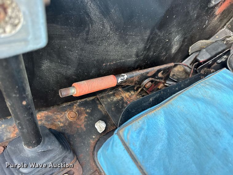 image for item EN4617 1995 New Holland LX565 skid steer loader