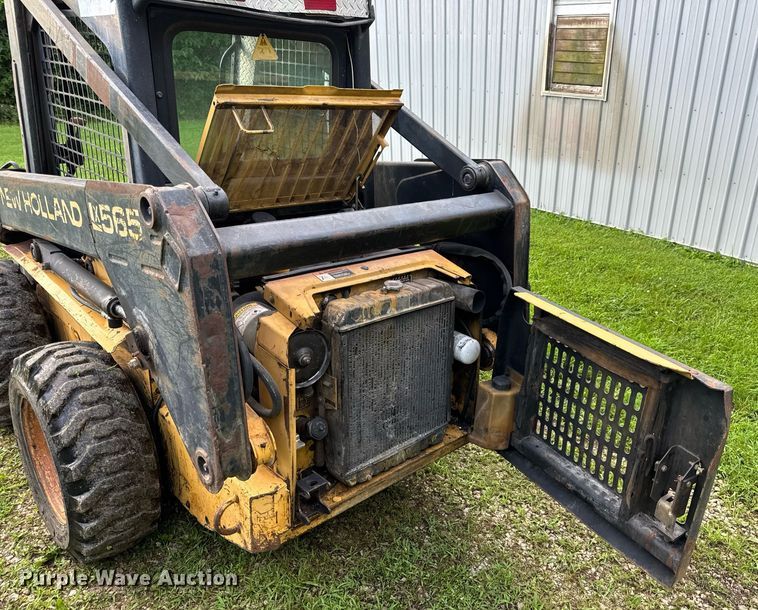 image for item EN4617 1995 New Holland LX565 skid steer loader