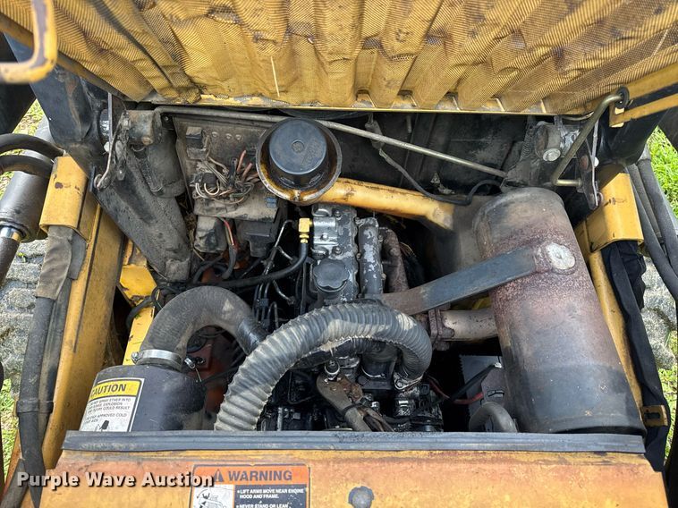 image for item EN4617 1995 New Holland LX565 skid steer loader