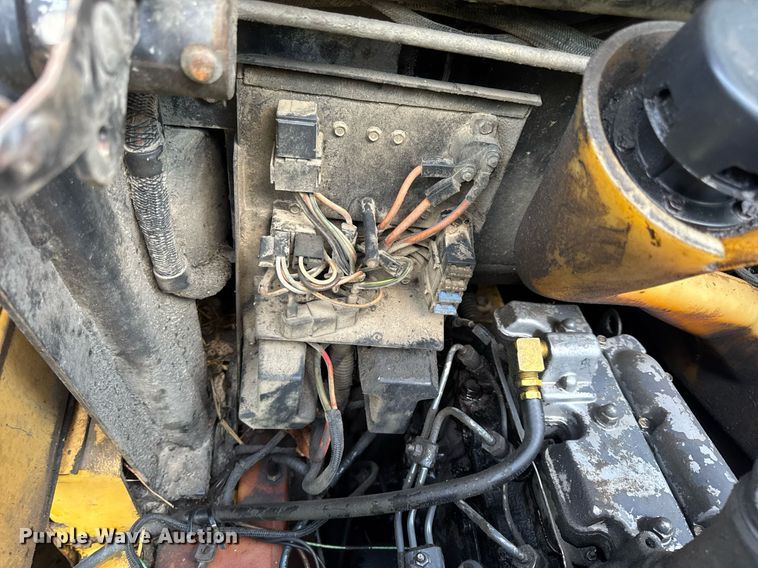 image for item EN4617 1995 New Holland LX565 skid steer loader