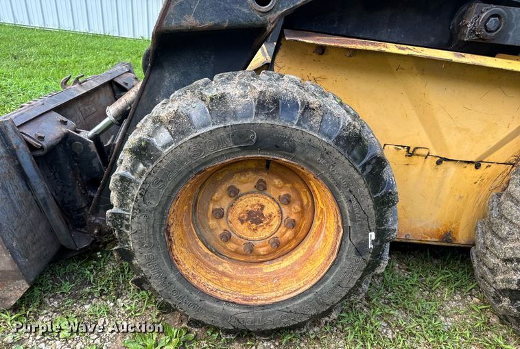 image for item EN4617 1995 New Holland LX565 skid steer loader