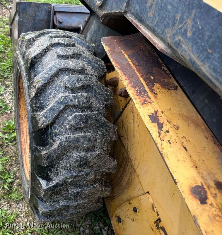 image for item EN4617 1995 New Holland LX565 skid steer loader