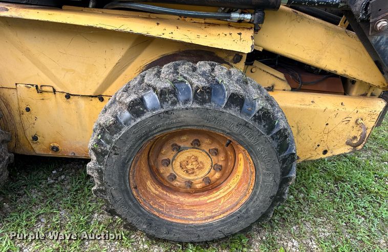 image for item EN4617 1995 New Holland LX565 skid steer loader