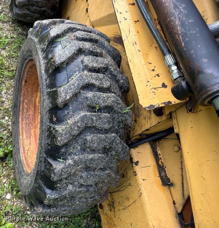 image for item EN4617 1995 New Holland LX565 skid steer loader