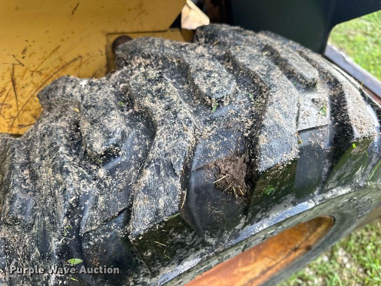 image for item EN4617 1995 New Holland LX565 skid steer loader