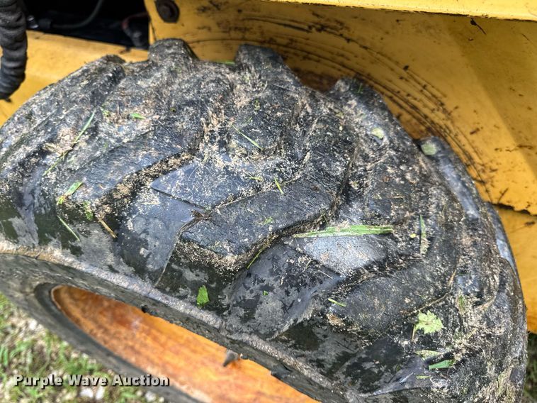 image for item EN4617 1995 New Holland LX565 skid steer loader