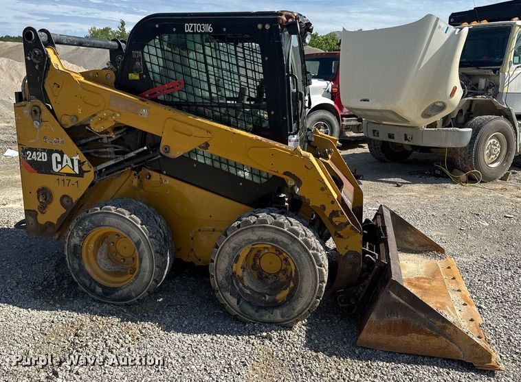 image for item EN4621 2016 Caterpillar 242D skid steer loader