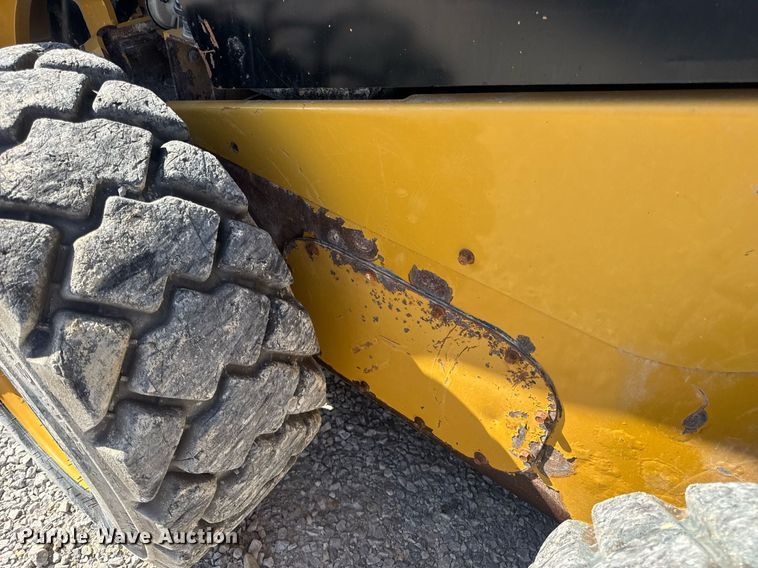 image for item EN4621 2016 Caterpillar 242D skid steer loader