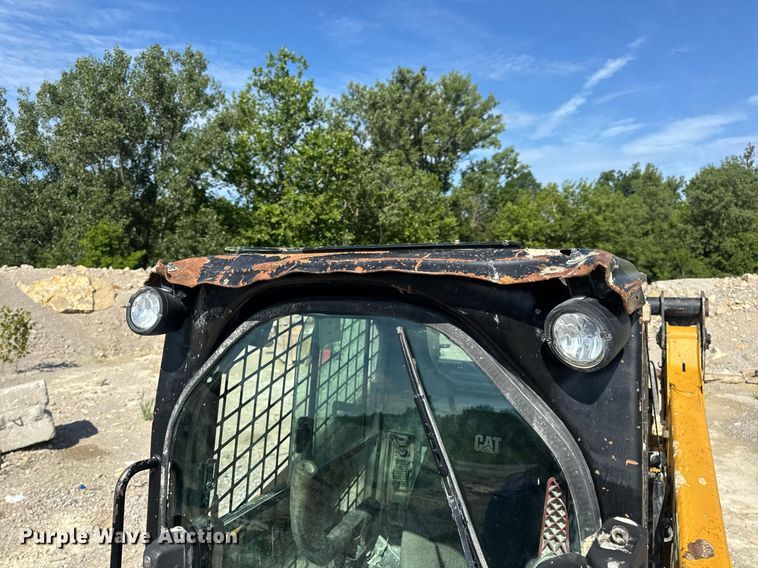 image for item EN4621 2016 Caterpillar 242D skid steer loader