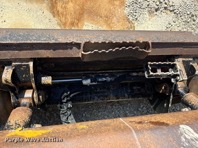 image for item EN4621 2016 Caterpillar 242D skid steer loader