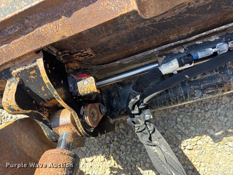 image for item EN4621 2016 Caterpillar 242D skid steer loader