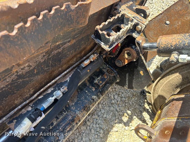 image for item EN4621 2016 Caterpillar 242D skid steer loader