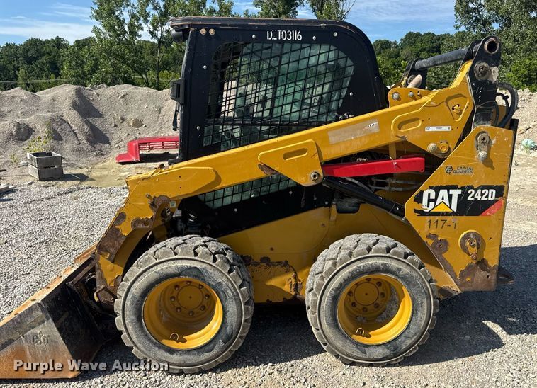 image for item EN4621 2016 Caterpillar 242D skid steer loader